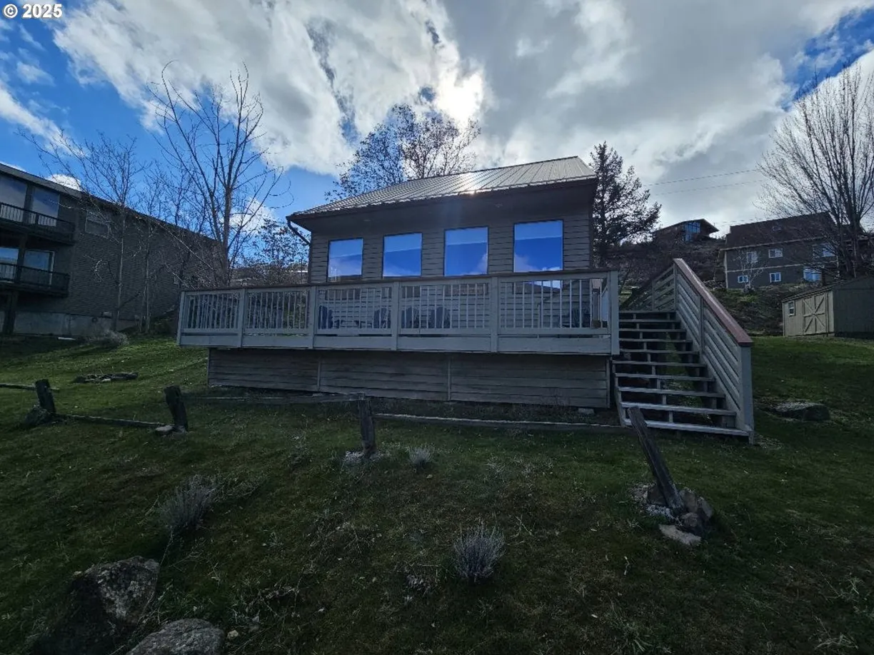 Portland, OR Real Estate | View 804 Riverside St | 2 Beds, 1 Bath