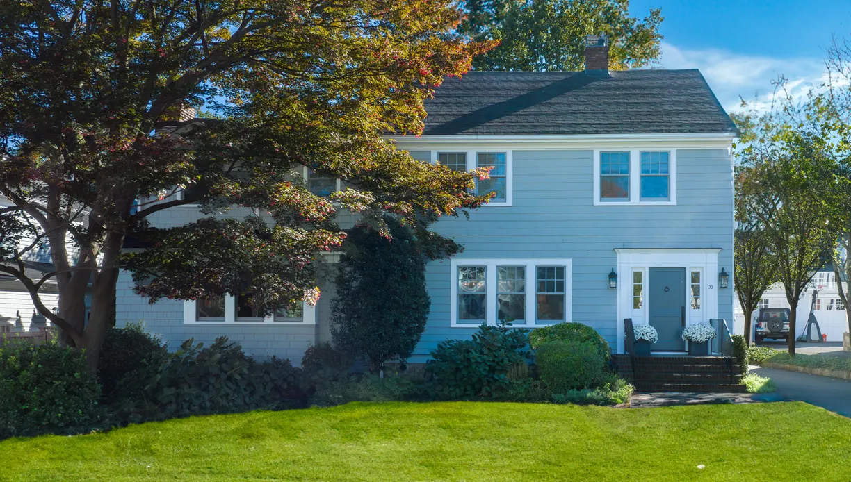 Greenwich Real Estate | View 20 Knoll Street | 5 Beds, 4 Baths
