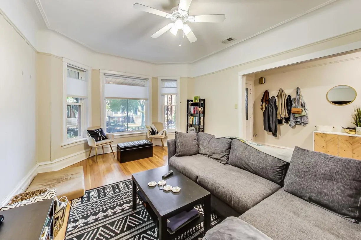 Chicago Real Estate | View 3935 N Seeley | room 1