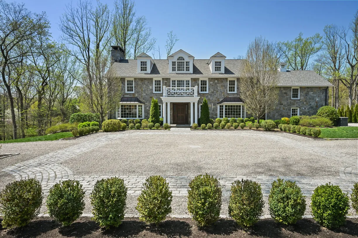 Greenwich Real Estate | View 33 Cliffdale Road | 5 Beds, 4 Baths