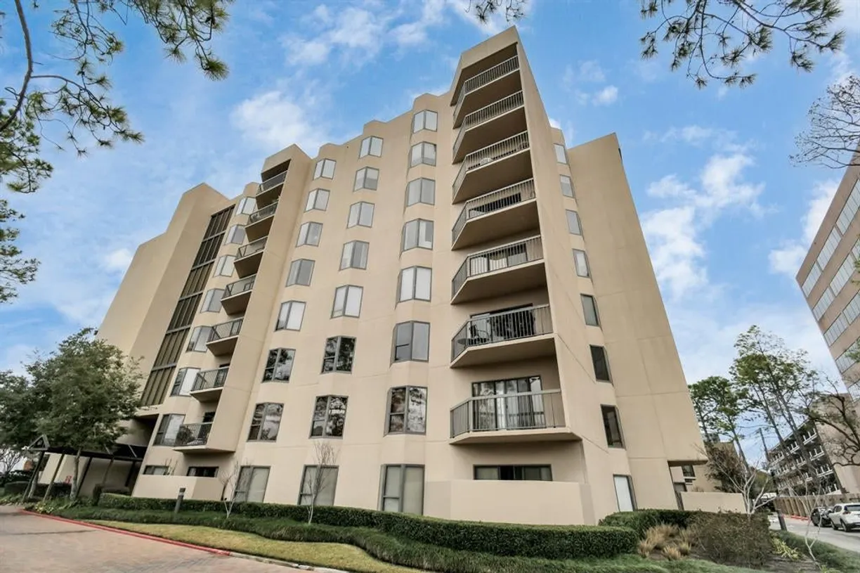 Houston Suburbs Real Estate | View 661 Bering Drive #204 | 2 Beds, 2 Baths