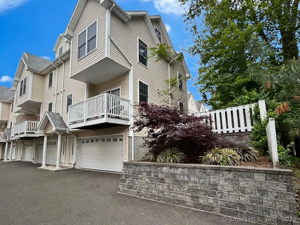 Greenwich Real Estate | View 40 Ferris Avenue #APT 6 | 3 Beds, 3 Baths