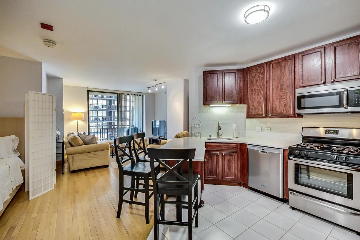 Chicago Real Estate | View 630 N State, 1704 | room 2