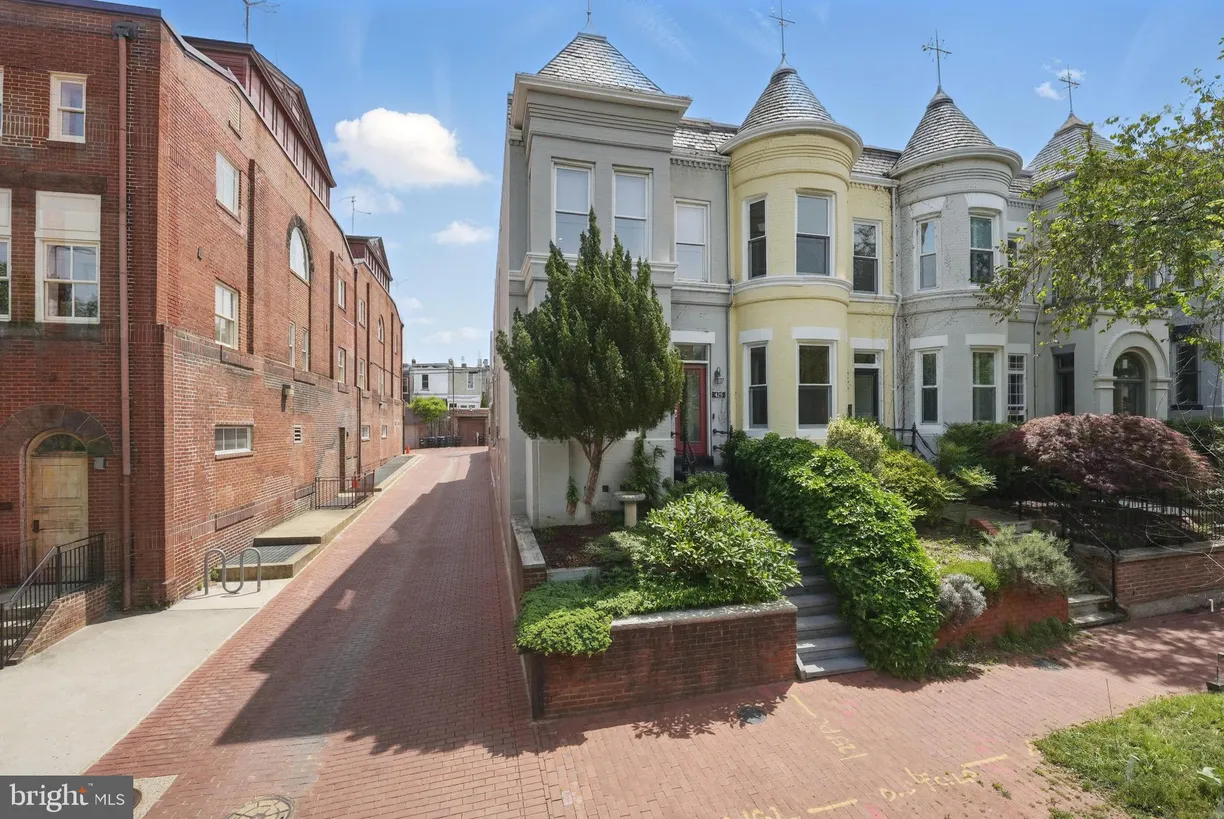 Washington Metro Area Real Estate | View 425 9th Street NE | room 1