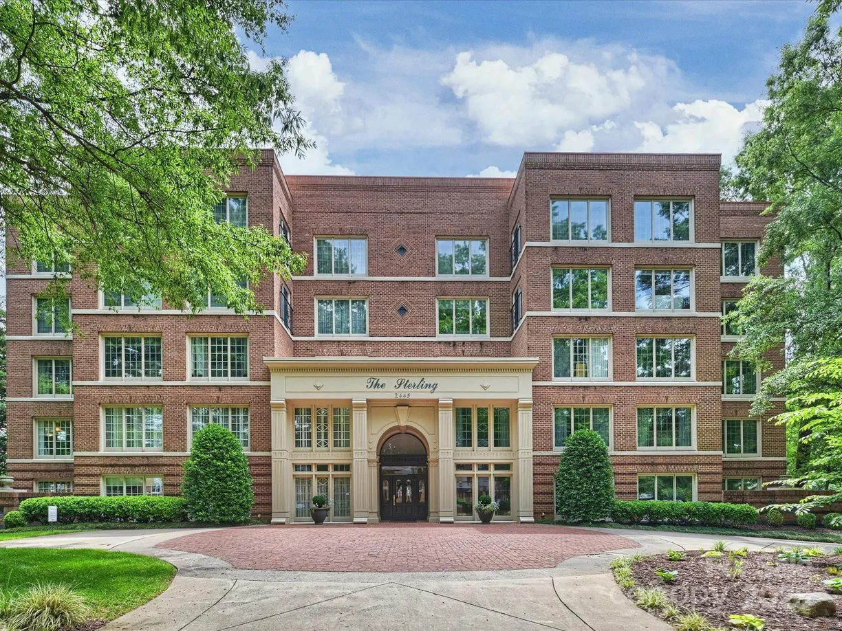 Charlotte Real Estate | View 2445 Selwyn Avenue #104 | 2 Beds, 3 Baths