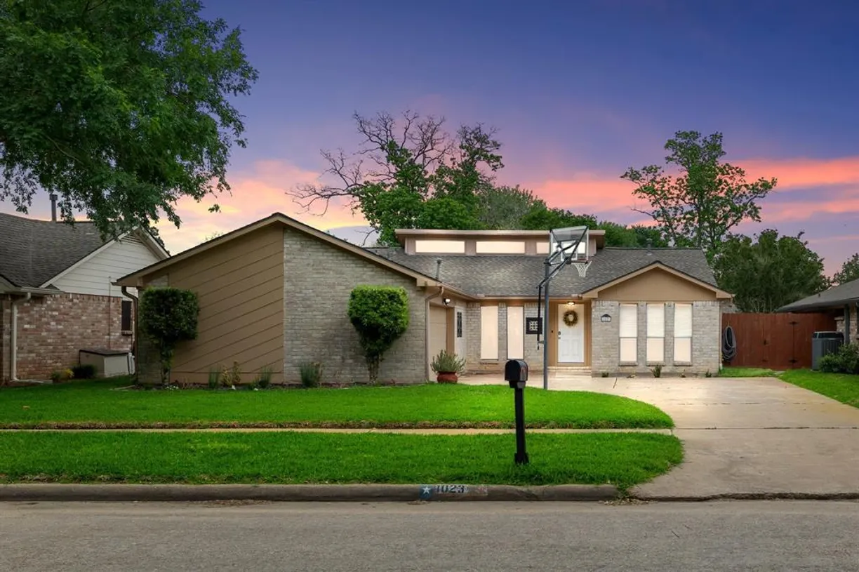 Houston Suburbs Real Estate | View 1023 Hidden Canyon Road | 3 Beds, 2 Baths