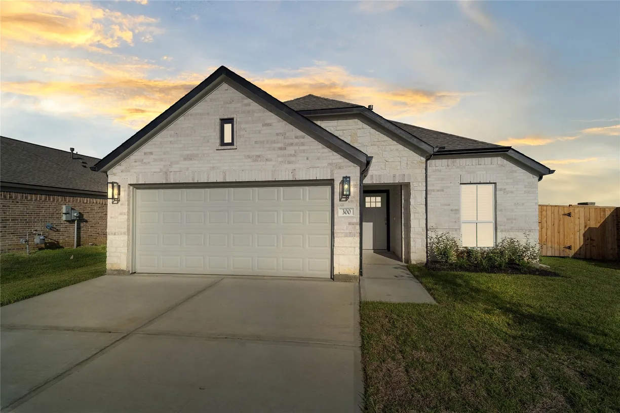 Houston Suburbs Real Estate | View 300 Spruce Oak Lane | 3 Beds, 2 Baths
