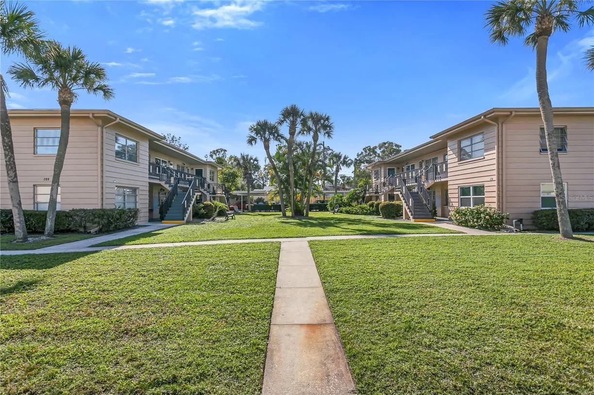 Sarasota/St. Petersburg Real Estate | View 216 36th Avenue N #202B | room 1