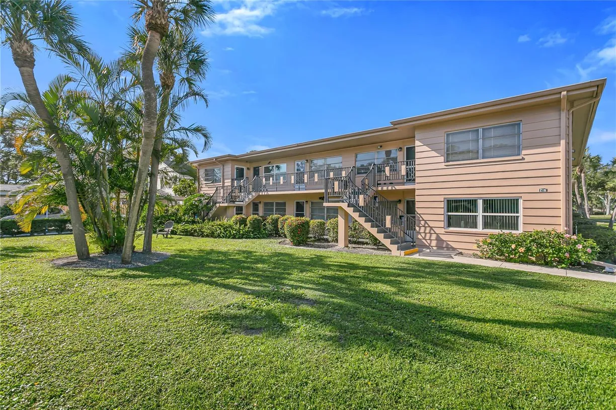 Sarasota/St. Petersburg Real Estate | View 216 36th Avenue N #202B | 2 Beds, 1 Bath