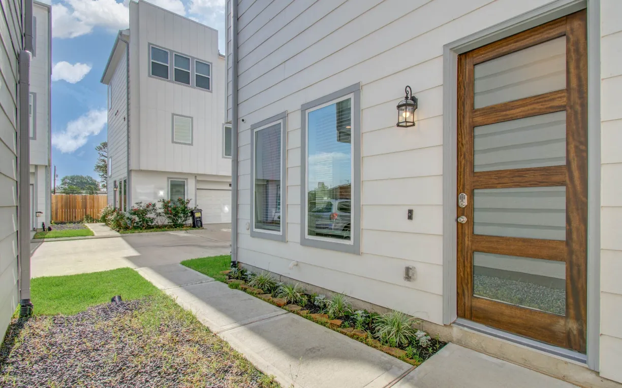 Houston Suburbs Real Estate | View 1741 Cove Crescent Court | room 1