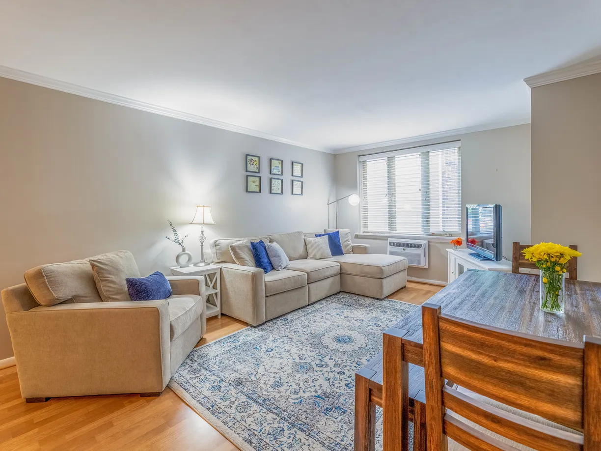 Chicago Real Estate | View 435 W Oakdale, 2B | room 2