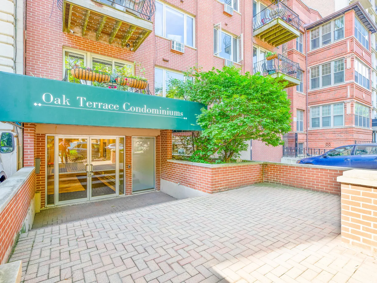 Chicago Real Estate | View 435 W Oakdale, 2B | 2 Beds, 2 Baths