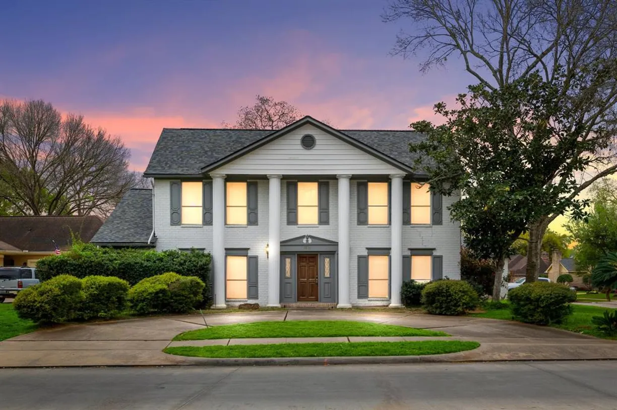 Houston Suburbs Real Estate | View 1231 Plantation Drive | 3 Beds, 2 Baths