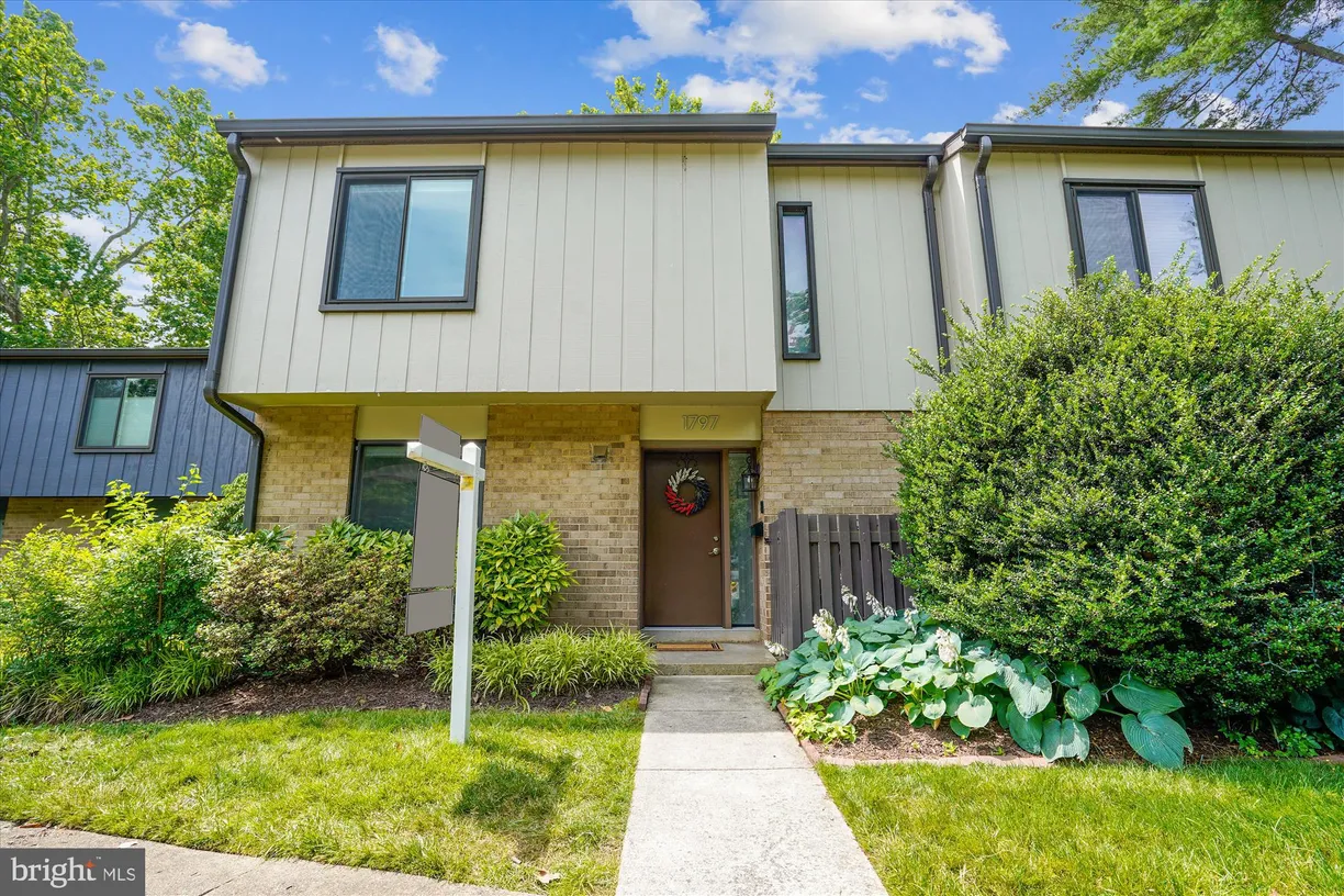 Washington Metro Area Real Estate | View 1797 Ivy Oak Square Unit# 67 | 3 Beds, 2 Baths