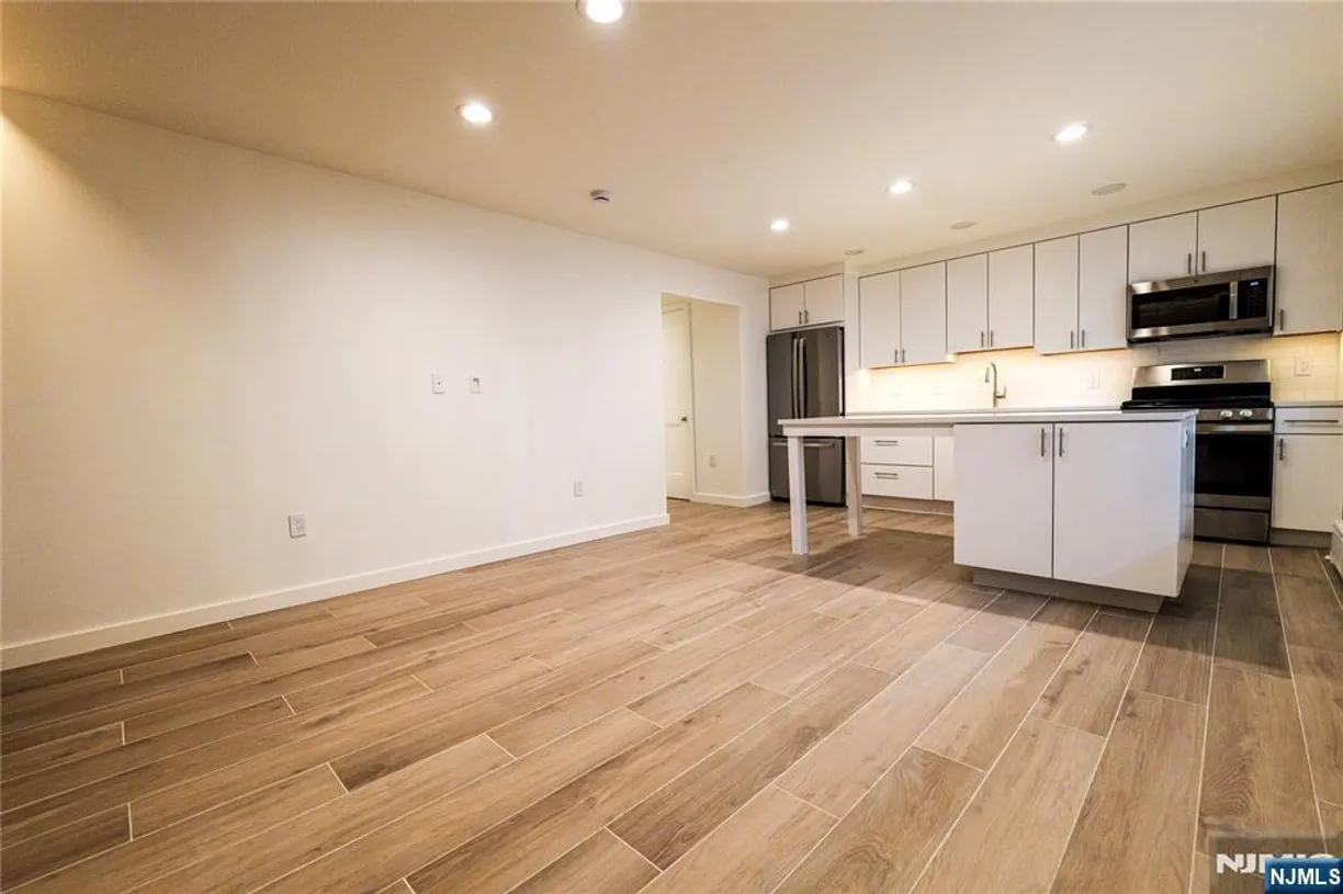 Bergen County Real Estate | View 114 N Beverwyck Road 9 | 1 Bed, 1 Bath