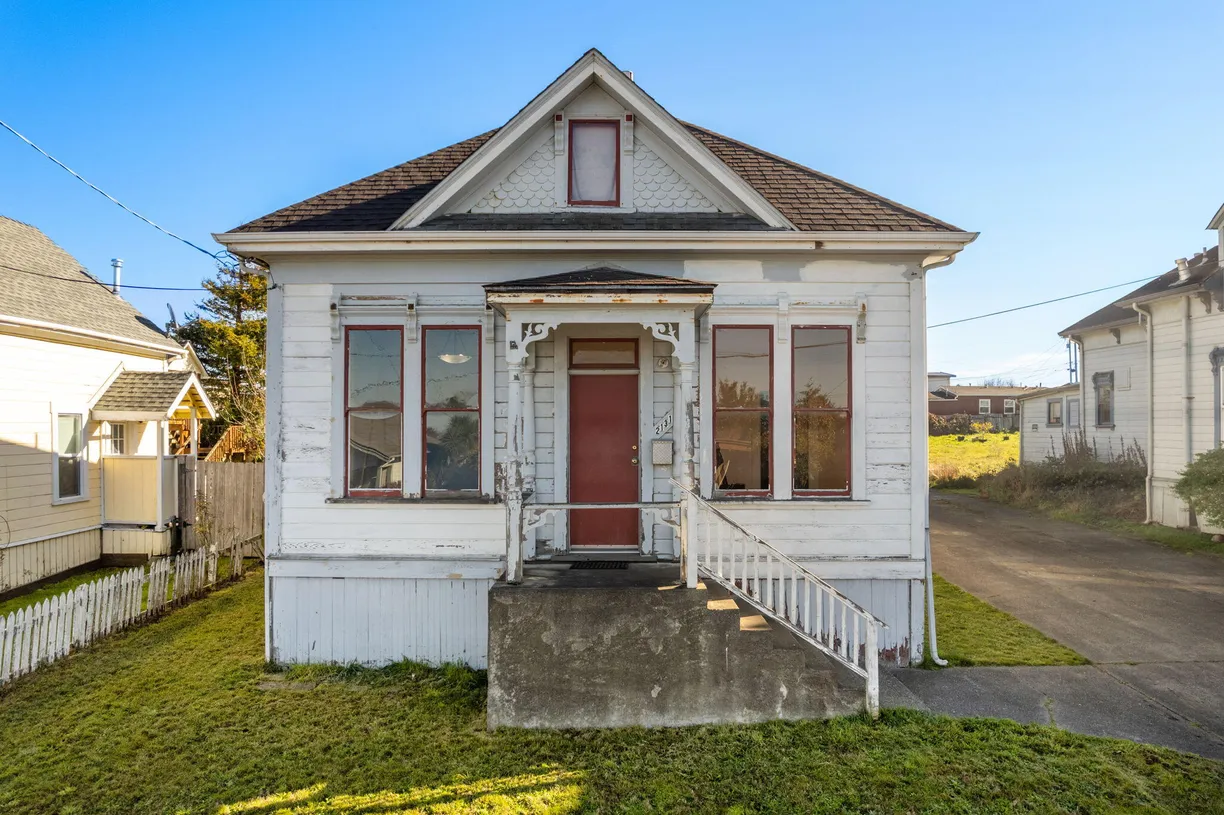 Northern California Real Estate | View 2131 Union Street | 2 Beds, 1 Bath