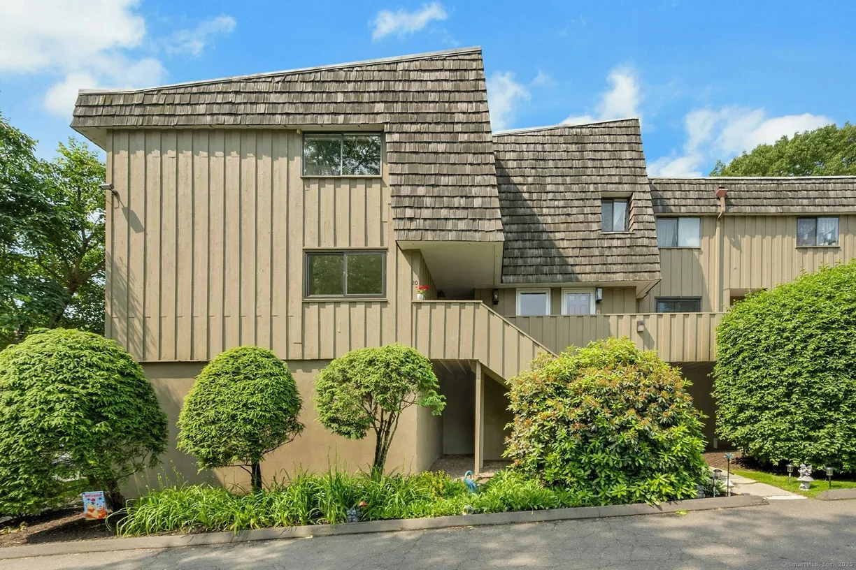 Greenwich Real Estate | View 20 Ledgebrook Drive #20 | 3 Beds, 2 Baths