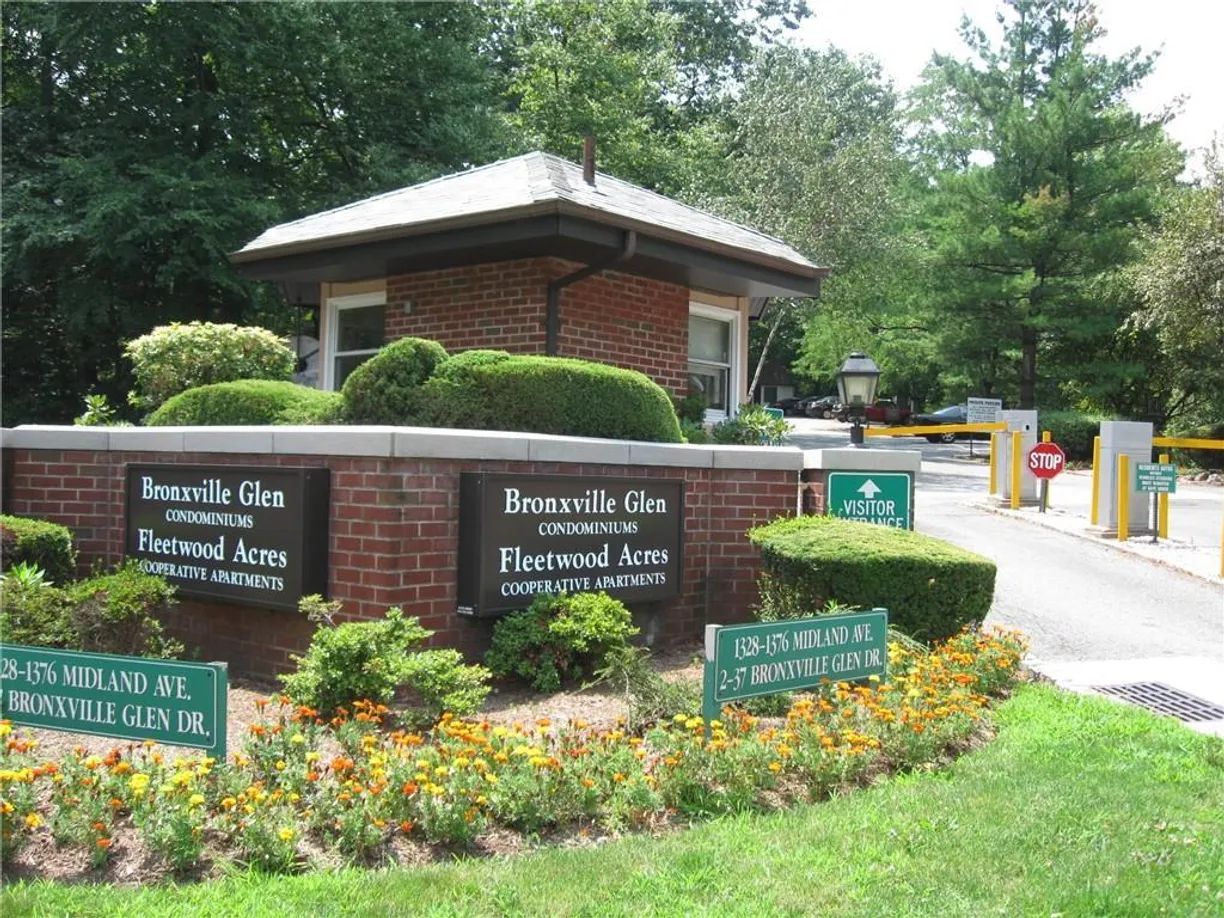 Westchester Real Estate | View 1376 Midland Avenue #605 | 1 Bed, 1 Bath
