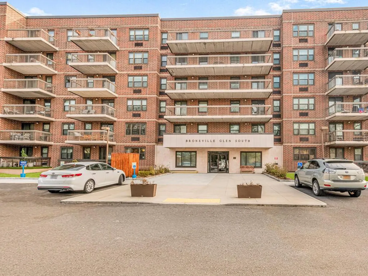 Westchester Real Estate | View 1376 Midland Avenue #605 | room 1