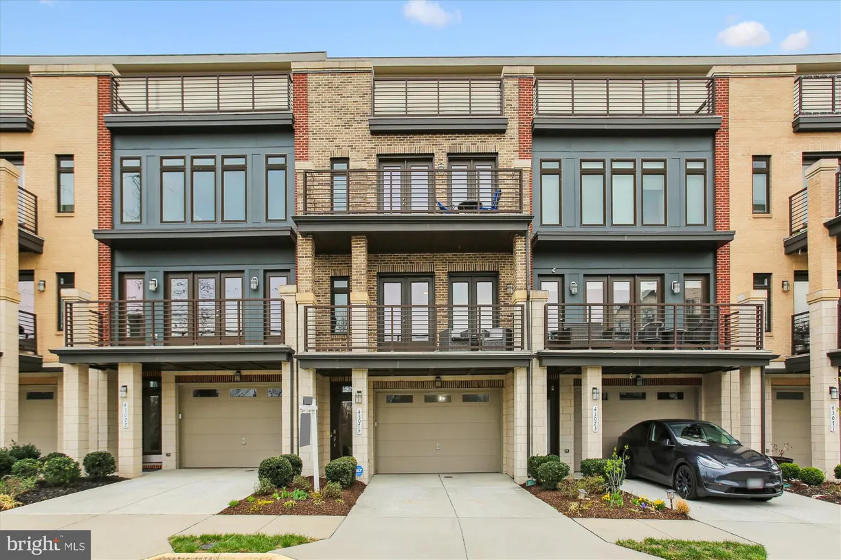 Washington Metro Area Real Estate | View 43075 Track Bed Terrace | 4 Beds, 3 Baths