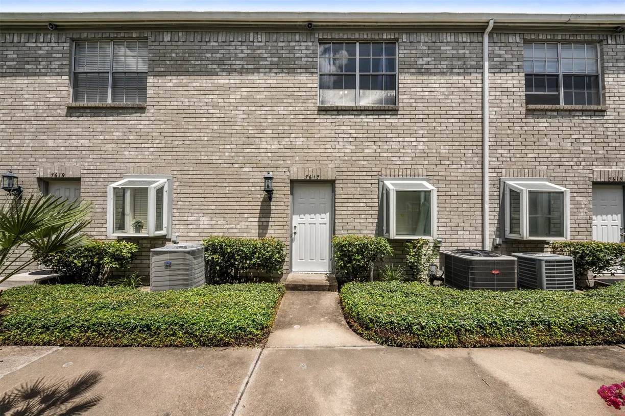 Houston Real Estate | View 7617 Cambridge Street #7617 | 2 Beds, 2 Baths