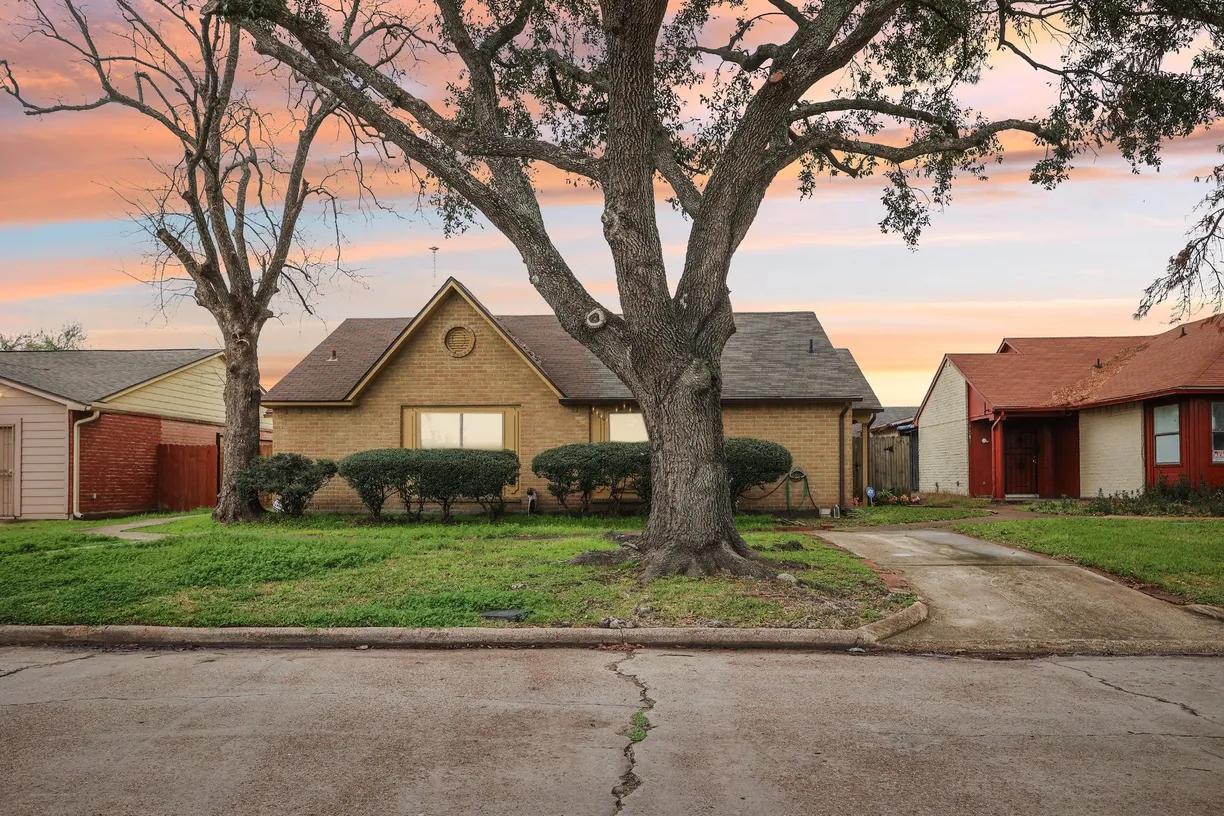 Houston Real Estate | View 5617 Wood Bend Drive | 3 Beds, 2 Baths