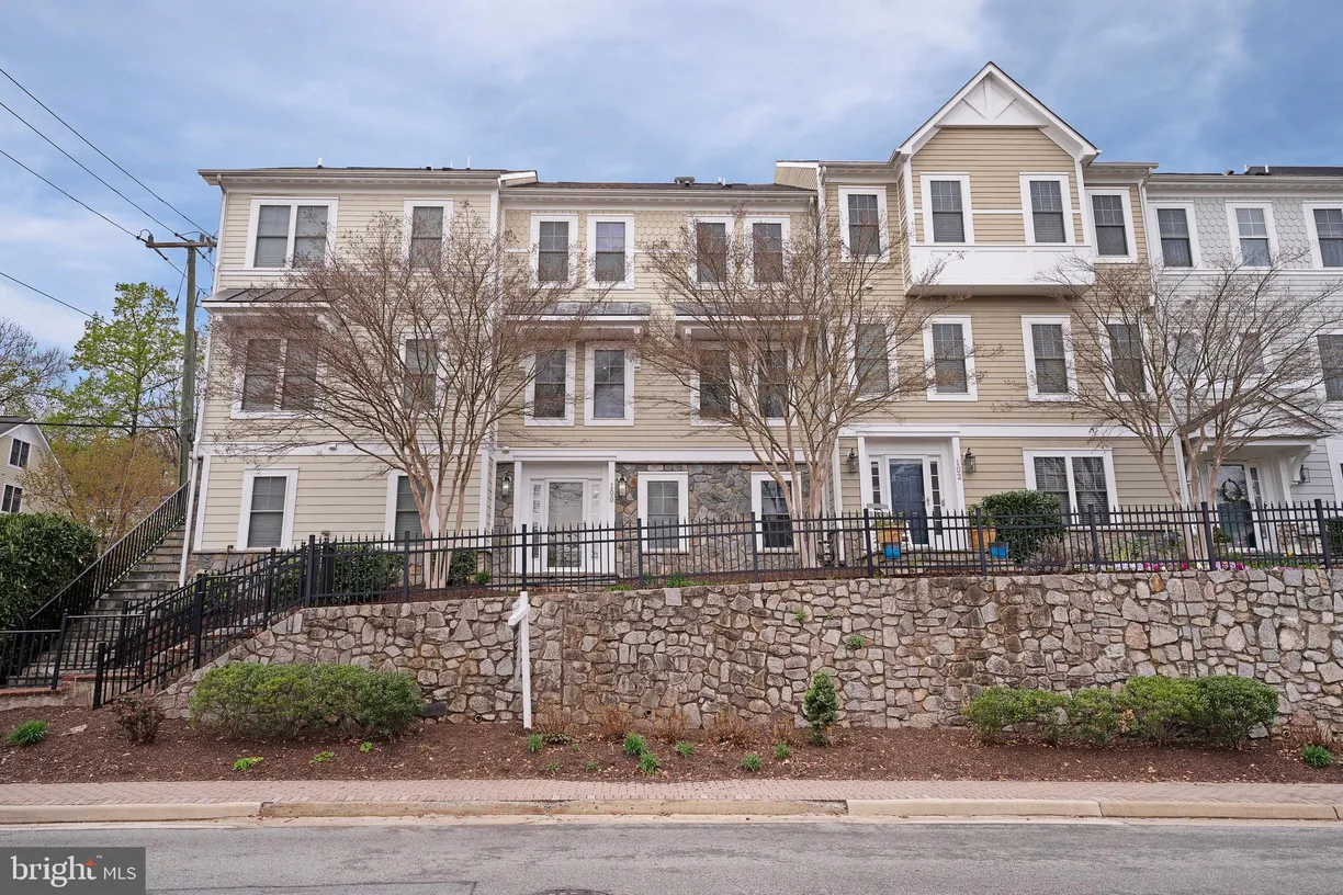 Washington Metro Area Real Estate | View 100 Washington Street | room 1