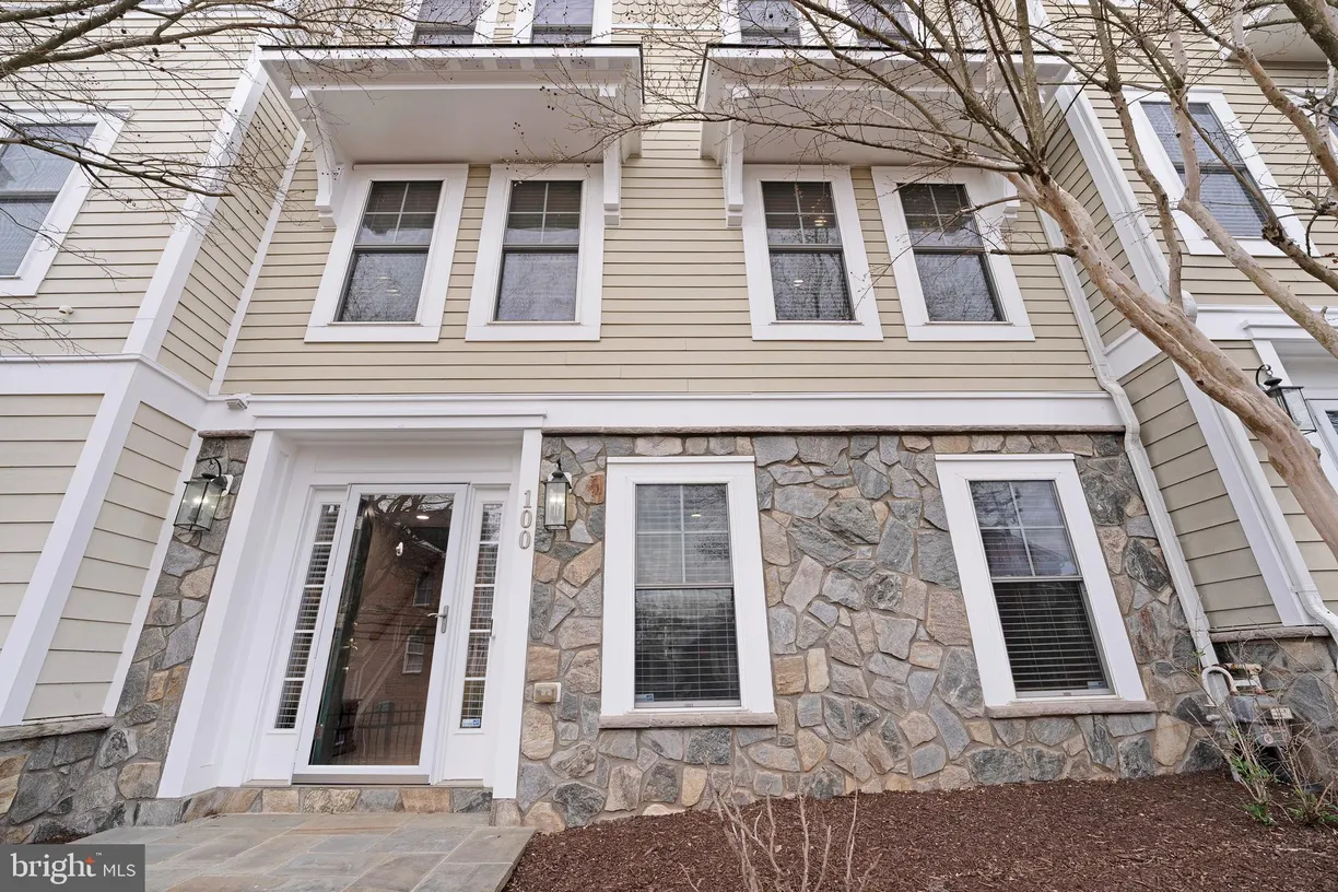 Washington Metro Area Real Estate | View 100 Washington Street | room 2