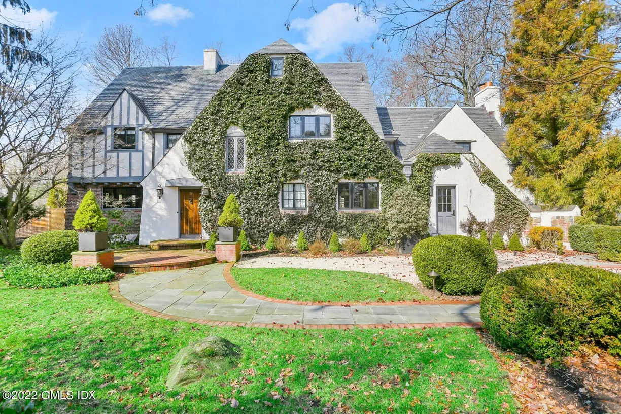 Greenwich Real Estate | View 84 Meadow Road | 6 Beds, 5 Baths