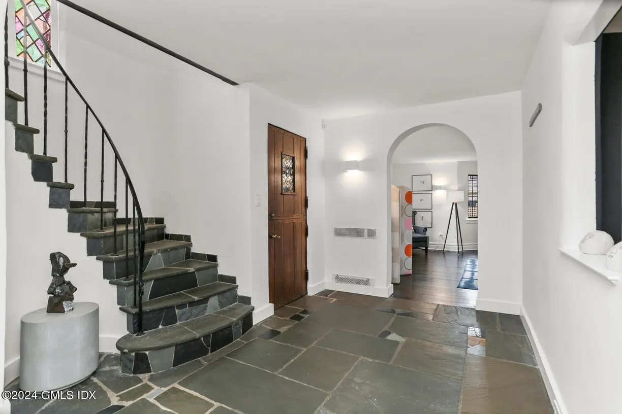 Greenwich Real Estate | View 84 Meadow Road | room 1