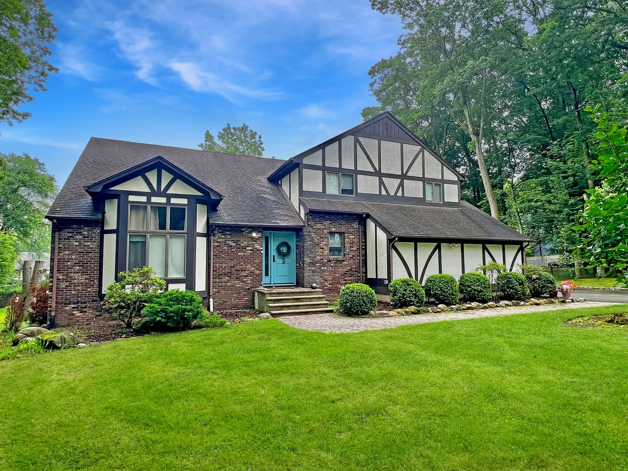 Rockland/Orange/NJ Real Estate | View 8 Cathy Court | 4 Beds, 2 Baths