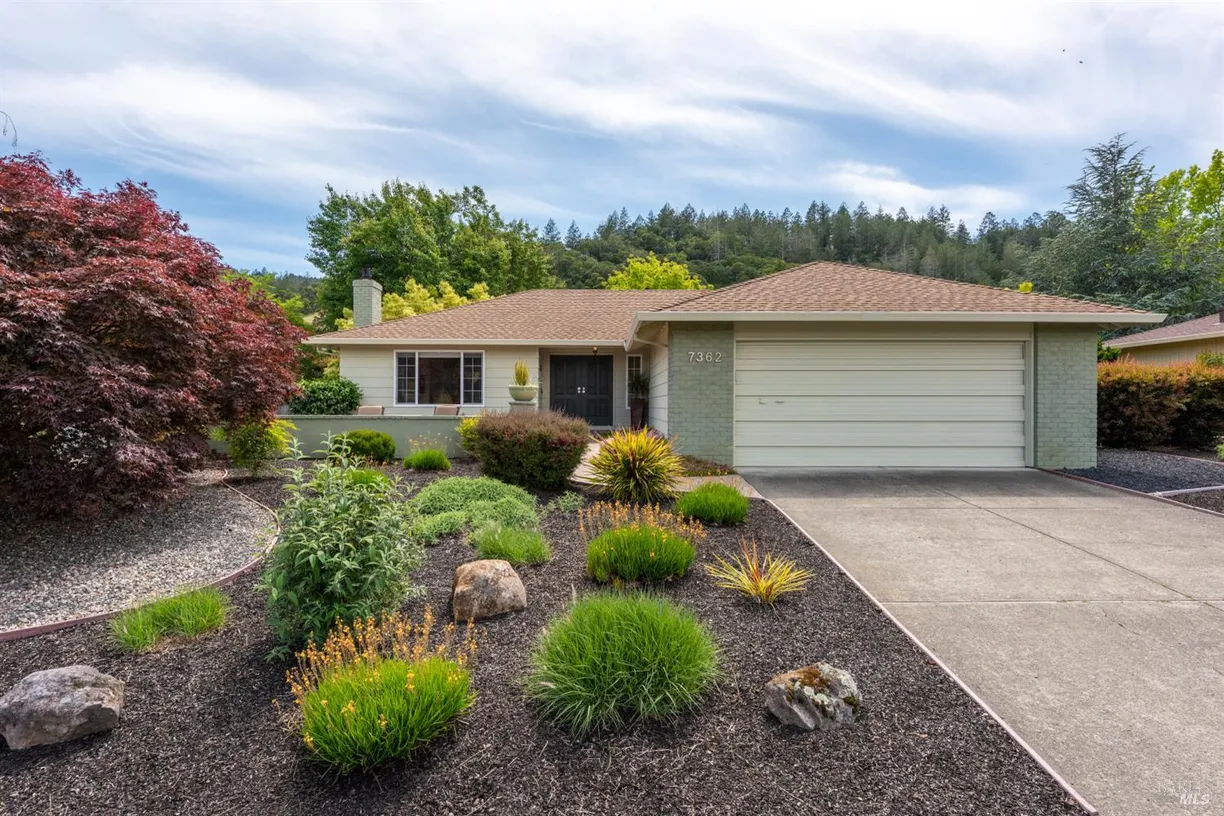 Northern California Real Estate | View 7362 Oakmont Drive | 2 Beds, 2 Baths