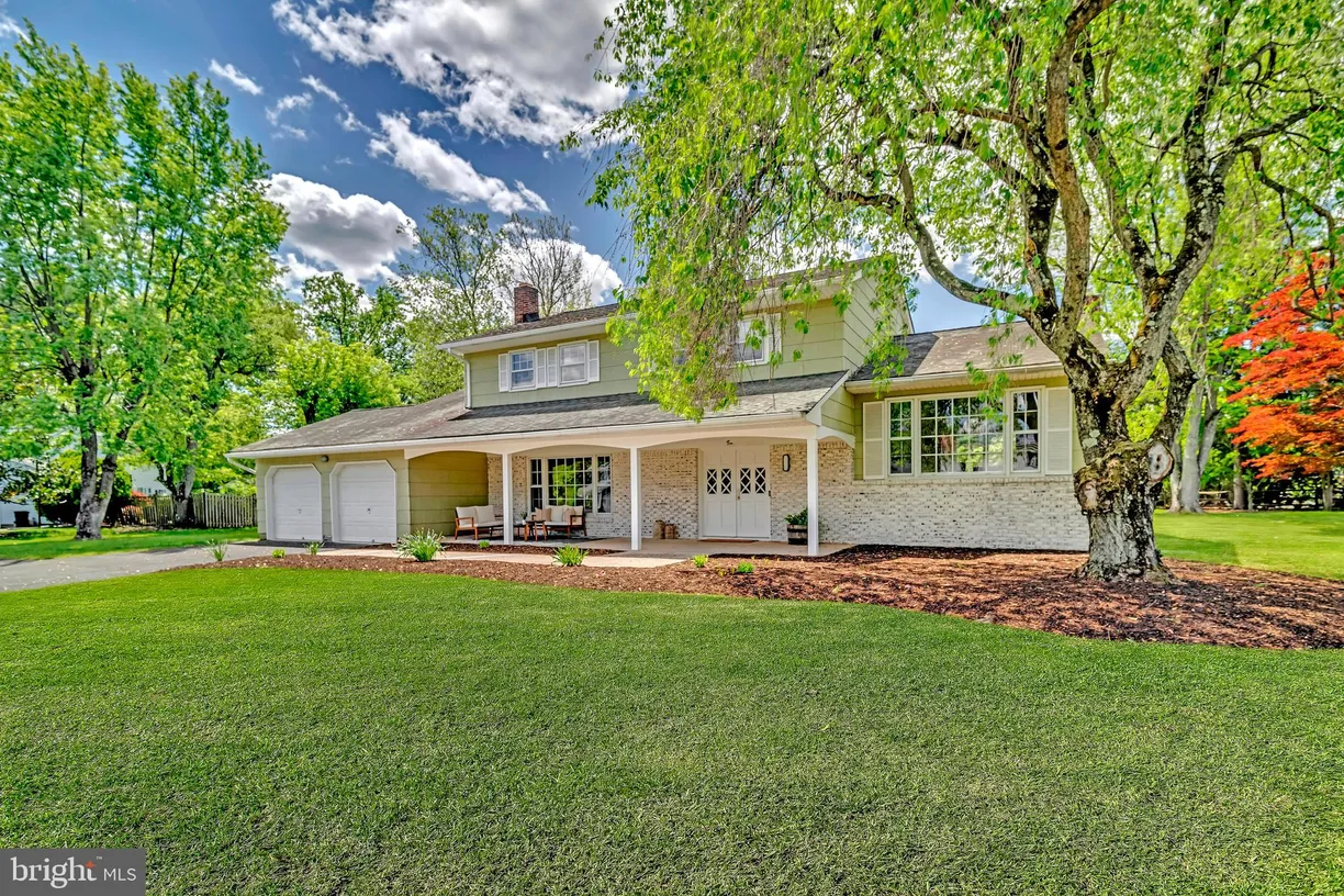 Central NJ/Bucks County, PA Real Estate | View 10 Manor Ridge Drive | 4 Beds, 2 Baths
