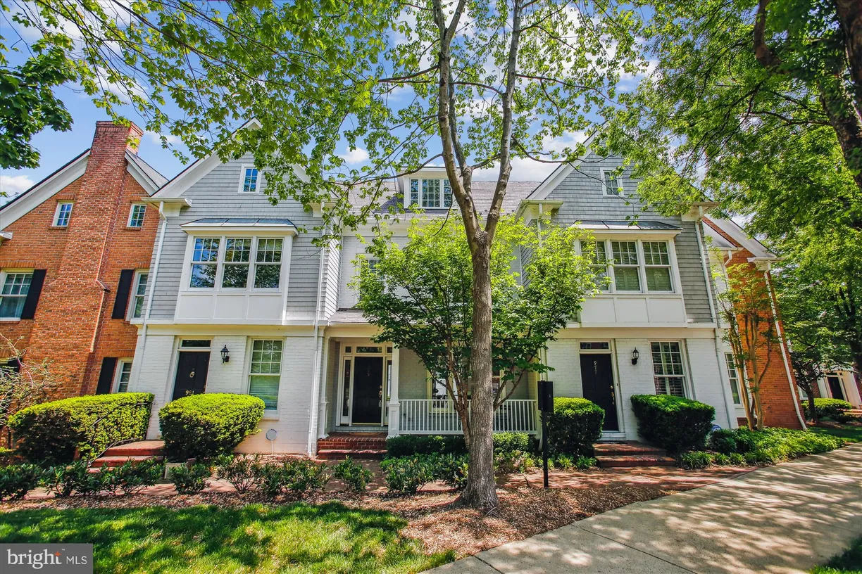 Washington Metro Area Real Estate | View 979 Powhatan Street | 3 Beds, 3 Baths