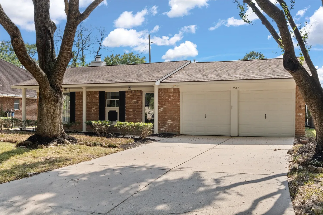 Houston Suburbs Real Estate | View 11907 Windlake Drive | room 1