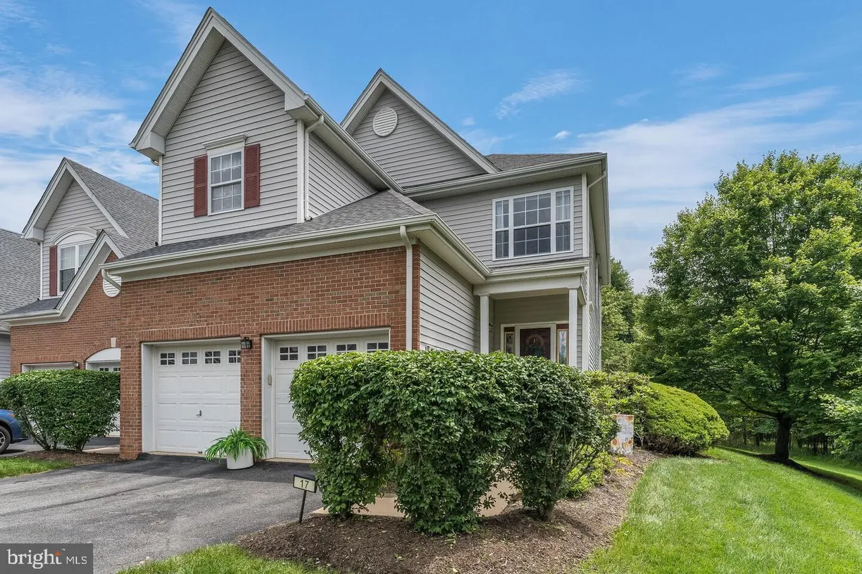 Central NJ/Bucks County, PA Real Estate | View 17 Paddock Lane | 3 Beds, 2 Baths
