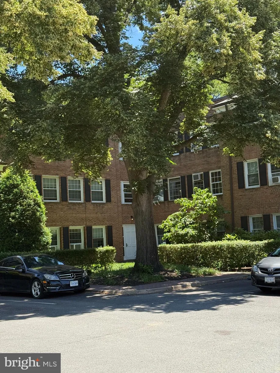 Washington Metro Area Real Estate | View 5104 Columbia Pike Unit# 6 | room 1