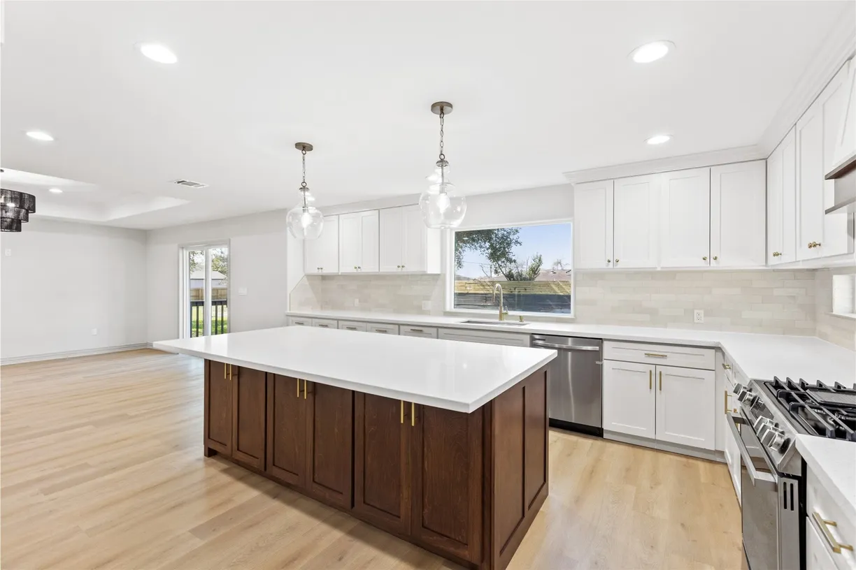 Houston Real Estate | View 925 County Road 737b | room 1