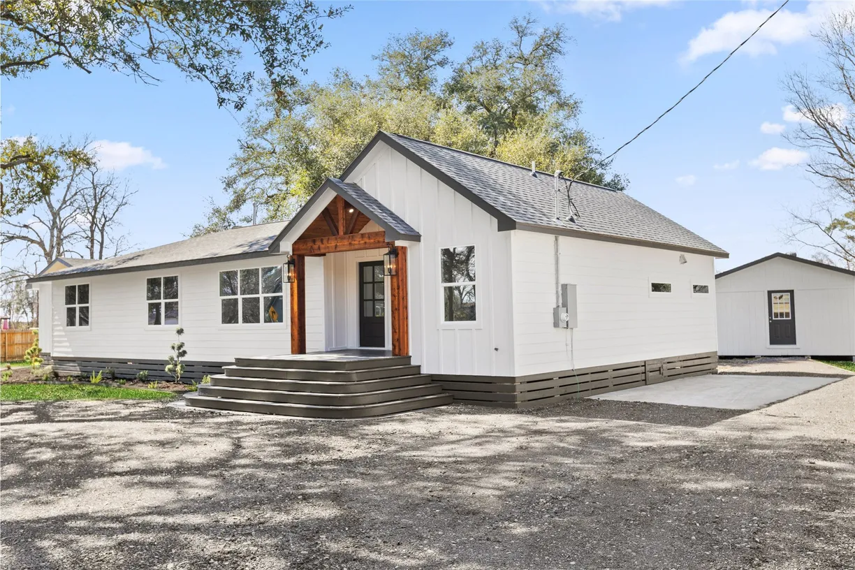 Houston Real Estate | View 925 County Road 737b | 4 Beds, 2 Baths