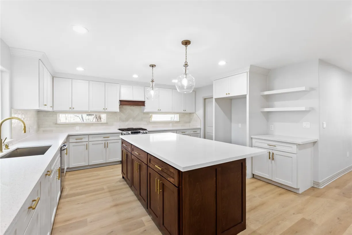 Houston Real Estate | View 925 County Road 737b | room 2