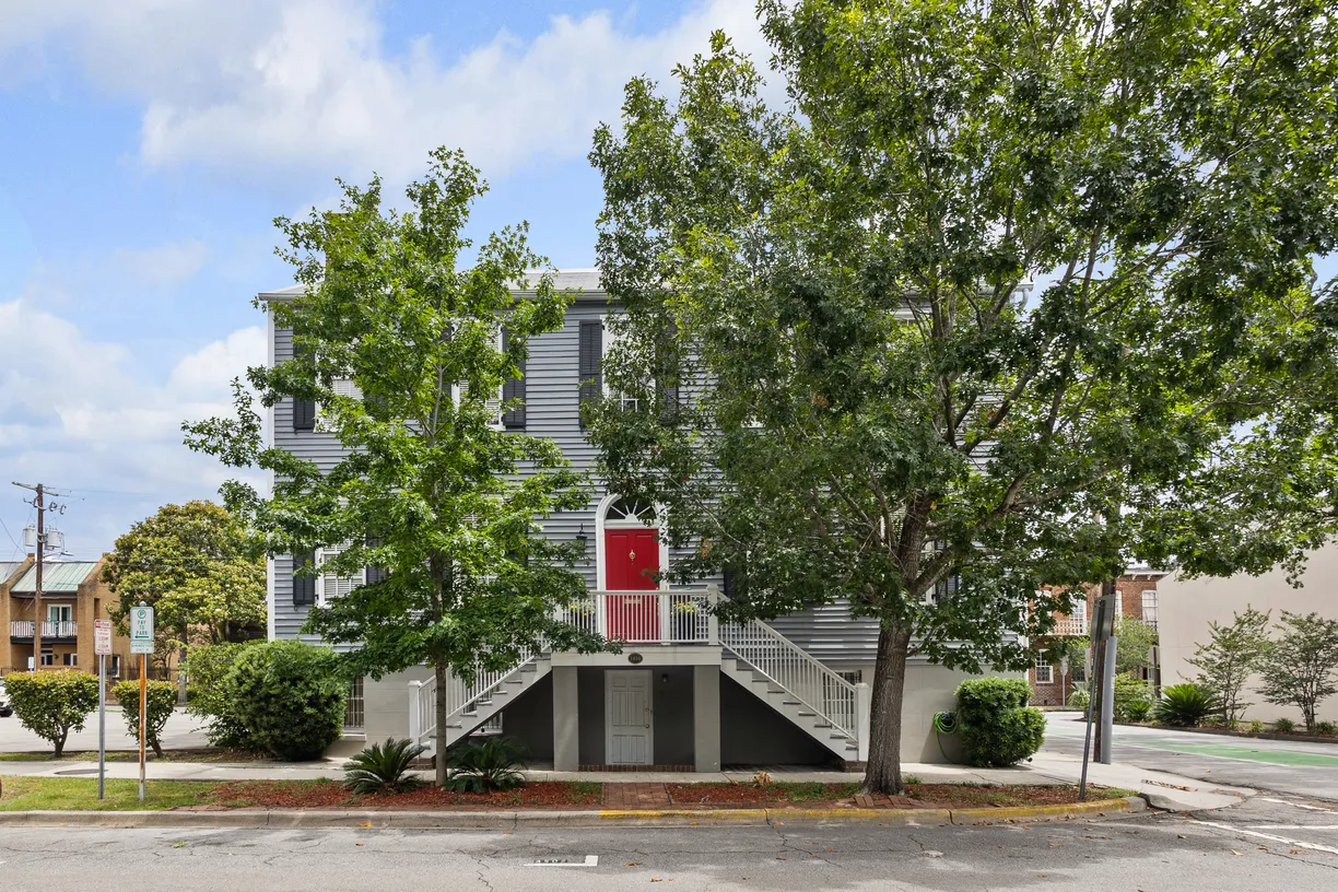 Savannah Real Estate | View 424 E President Street | 4 Beds, 3 Baths