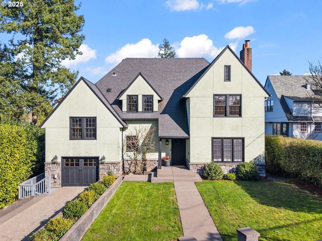 Portland, OR Real Estate | View 2612 SW Talbot Rd | 4 Beds, 3 Baths