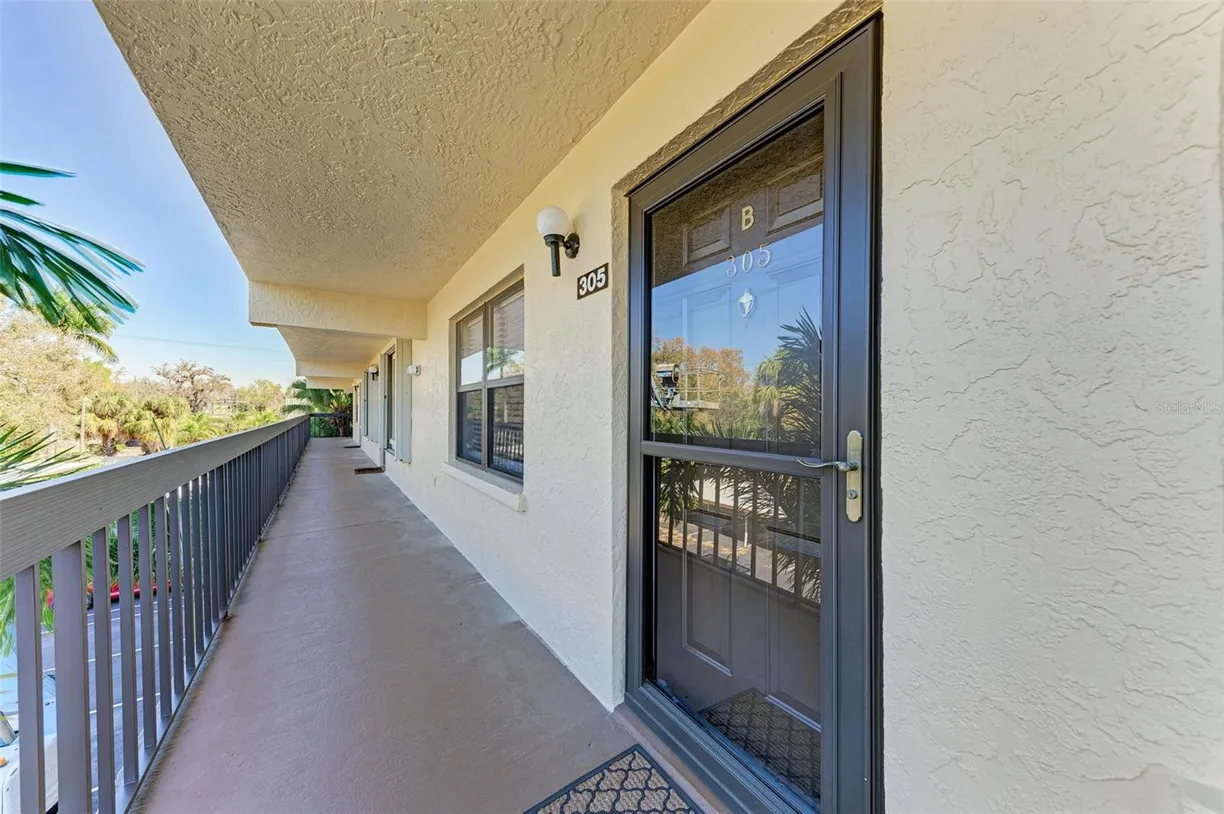 Sarasota/St. Petersburg Real Estate | View 315 30th Avenue W #B305 | room 1
