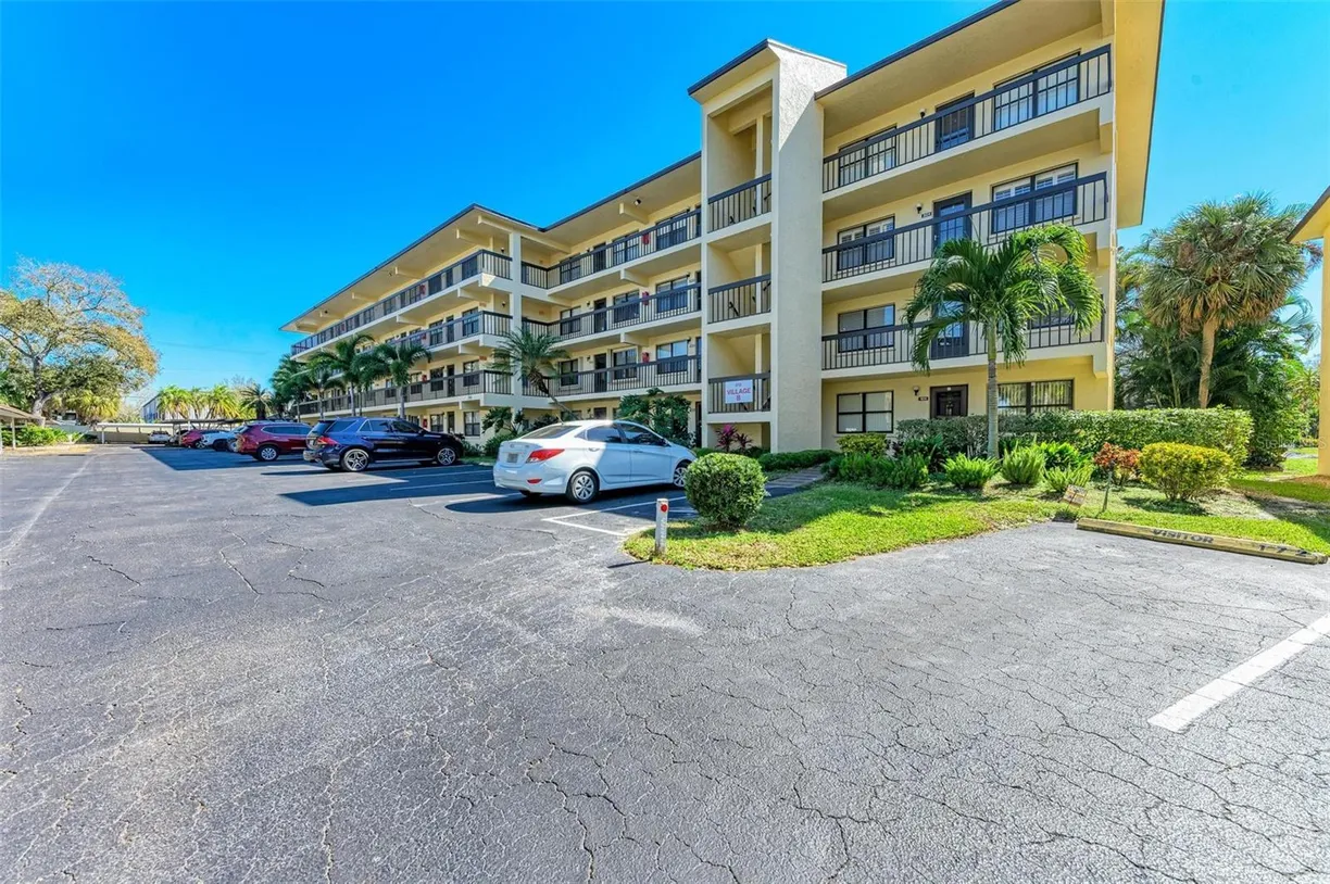Sarasota/St. Petersburg Real Estate | View 315 30th Avenue W #B305 | 2 Beds, 2 Baths