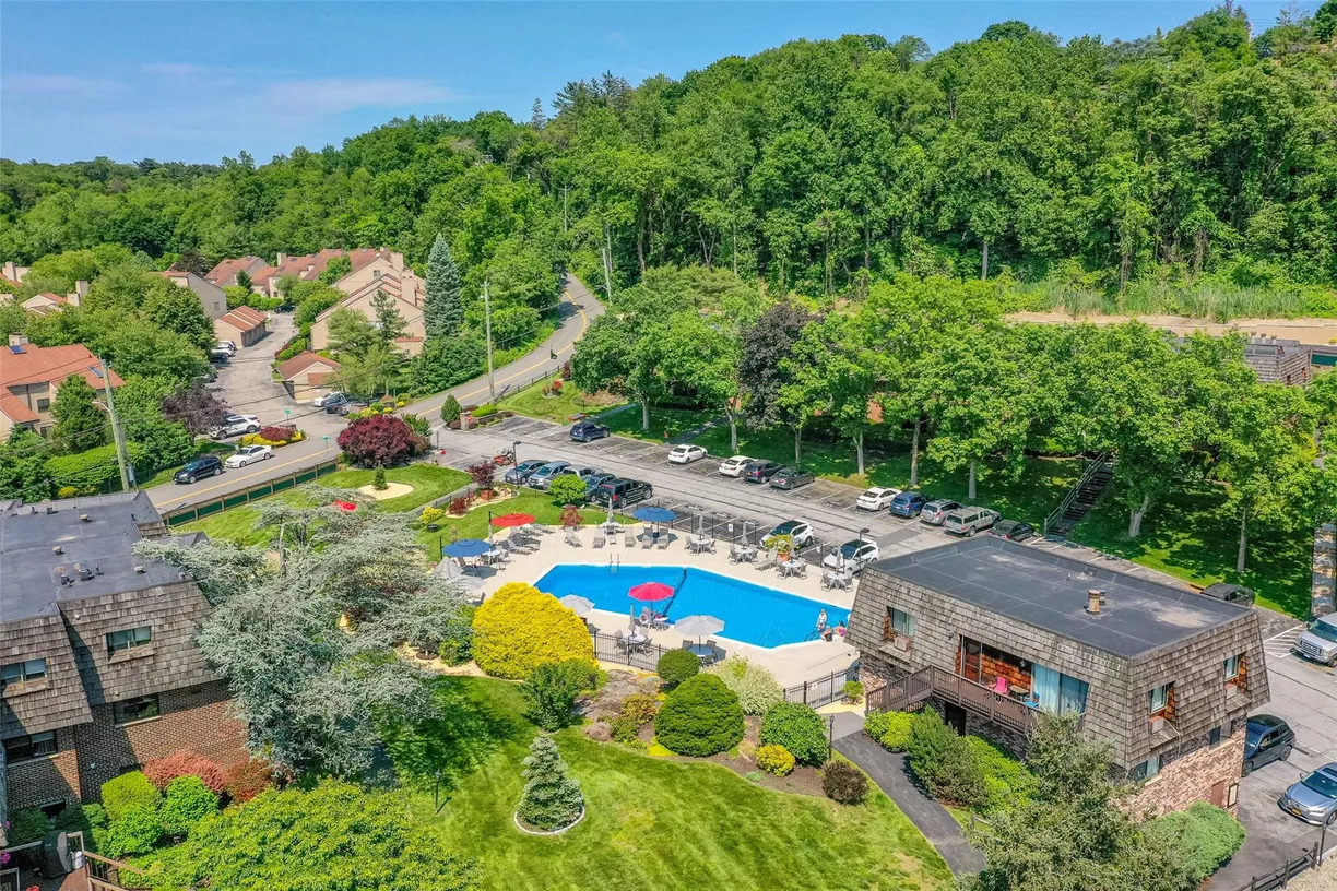 Westchester Real Estate | View 7-05 Briarcliff Drive S | 2 Beds, 2 Baths