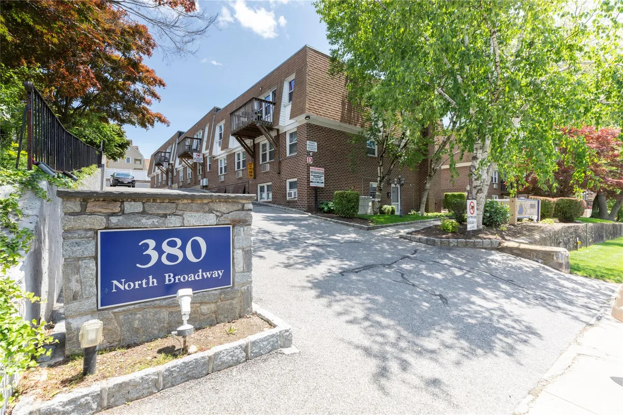 Westchester Real Estate | View 380 N Broadway #D4 | room 1