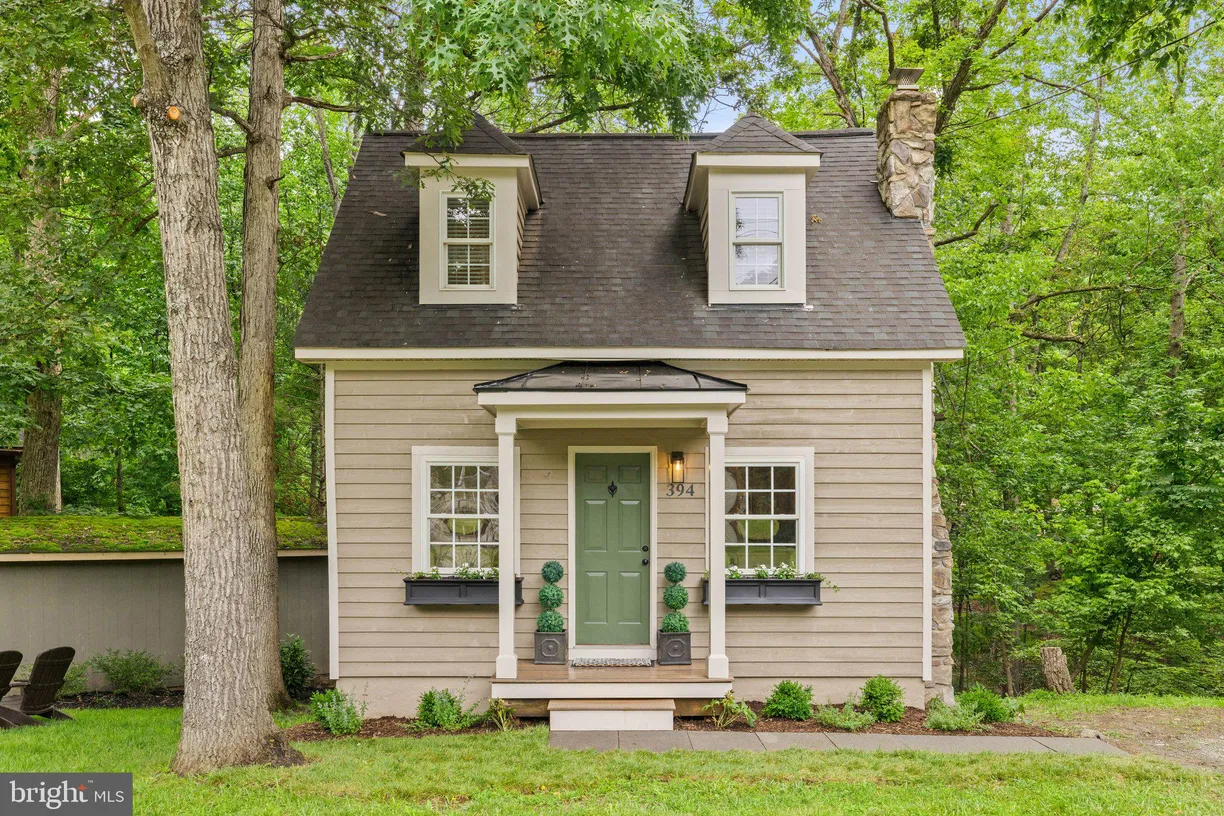 Washington Metro Area Real Estate | View 394 White Oak Lane | 1 Bed, 1 Bath