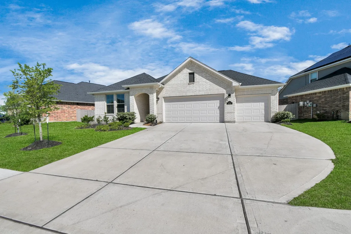 Houston Real Estate | View 8034 Royal Palm Drive | 4 Beds, 3 Baths