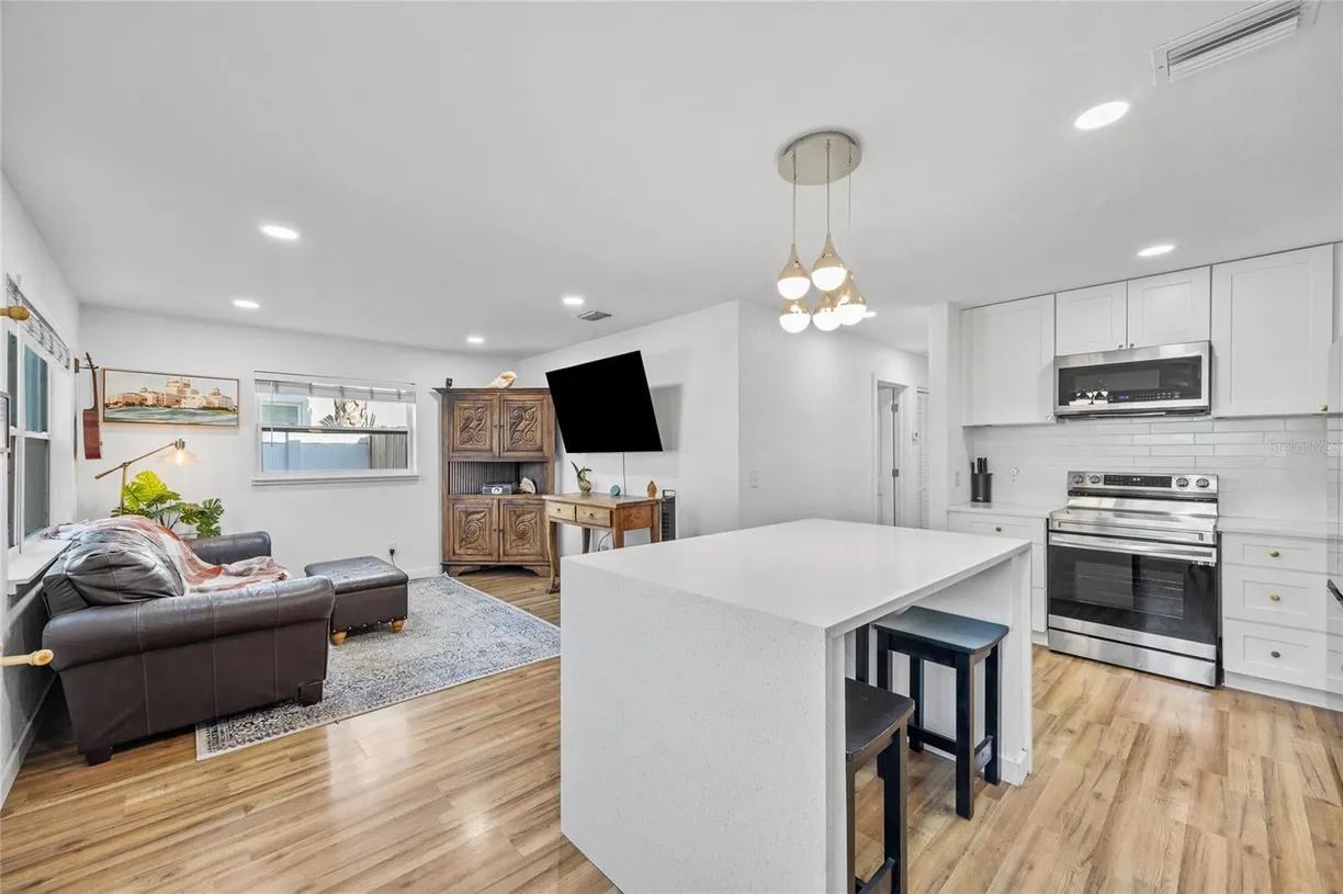 Sarasota/St. Petersburg Real Estate | View 1558 13th Street S | room 2