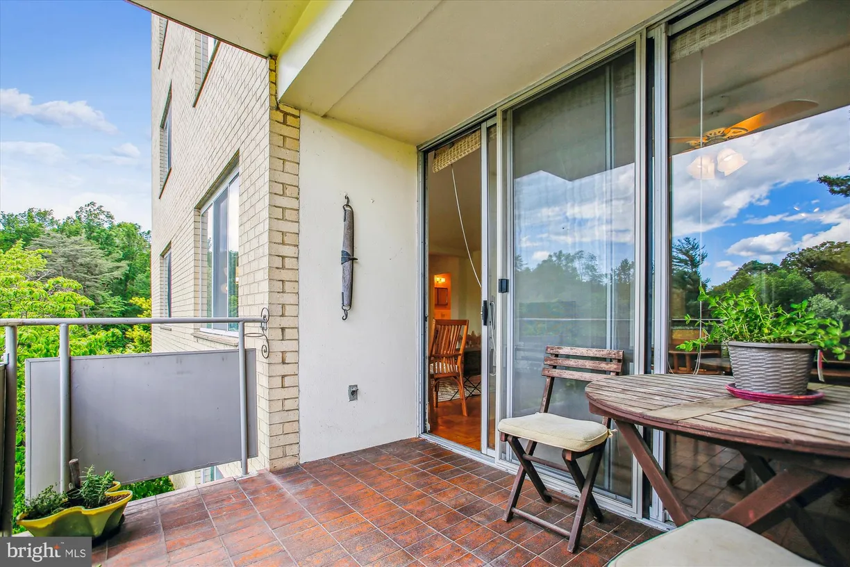 Washington Metro Area Real Estate | View 6641 Wakefield Drive Unit# 309 | 2 Beds, 1 Bath